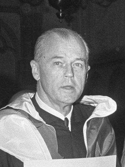 1901 – Robert J. Van de Graaff Born