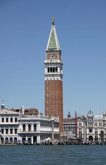 1902 – Venice Campanile Collapses