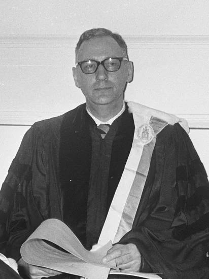 1910 – Tjalling Koopmans Born