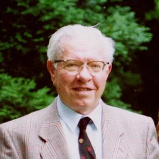 1915 – Fred Hoyle