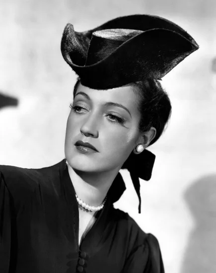 1918 – Dorothy Lamour Born