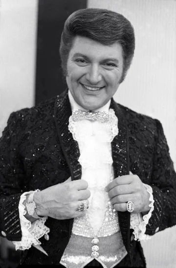 1919 – Liberace Born