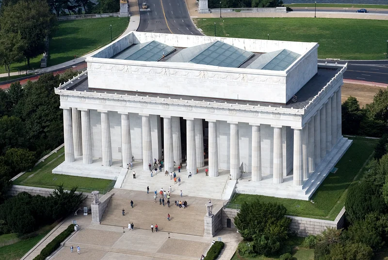 1922 – Lincoln Memorial Dedicated in Washington D.C.