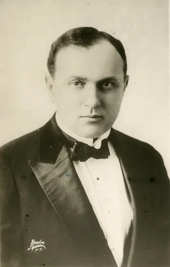 1927 – Roxy Theatre Opens in New York City