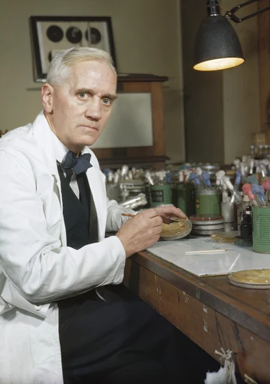 1928 – Alexander Fleming Discovers Penicillin