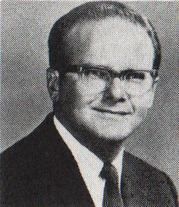1932 – Lamar Hunt Born