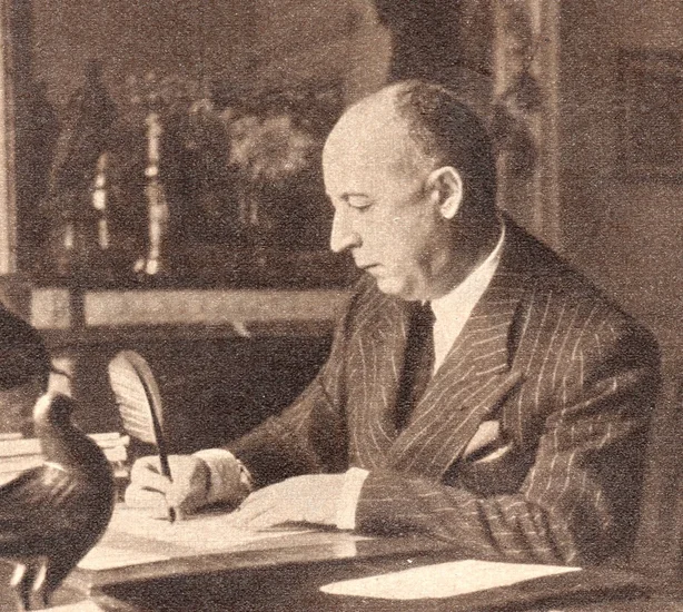 1947 – Christian Dior Unveils
