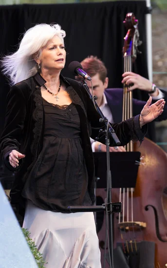 1947 – Emmylou Harris Born