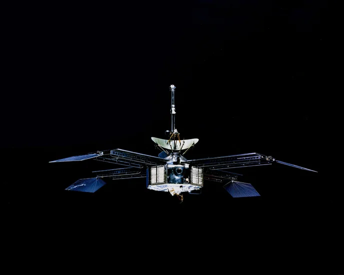 1965 – Mariner 4 Photographs Mars