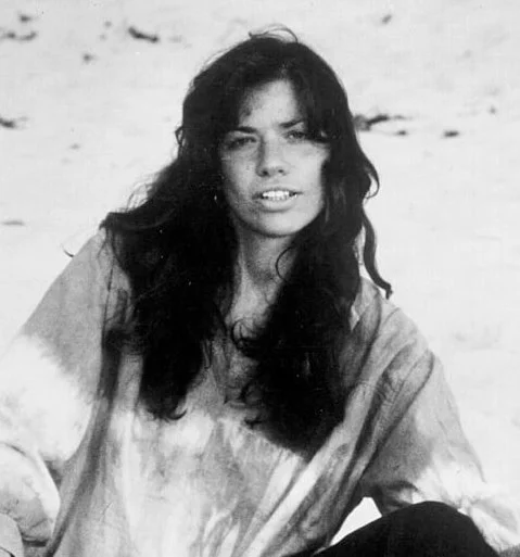 1968 – Carly Simon Born