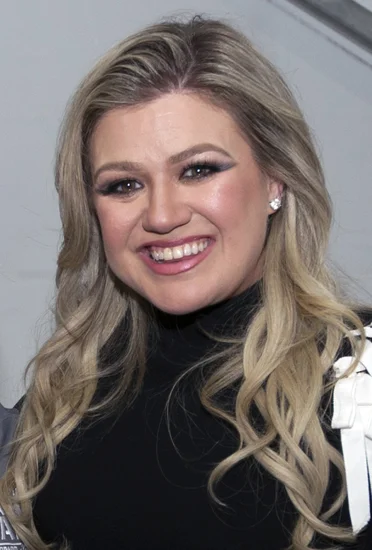 1982 – Kelly Clarkson Born