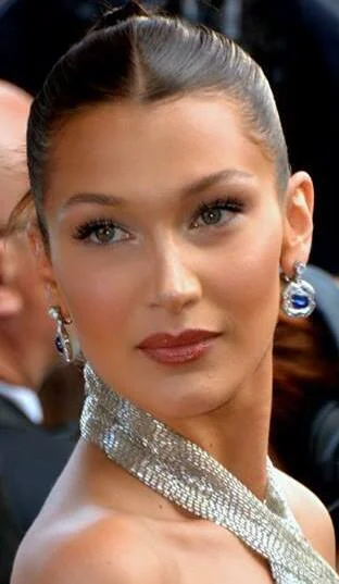 1986 – Bella Hadid Born