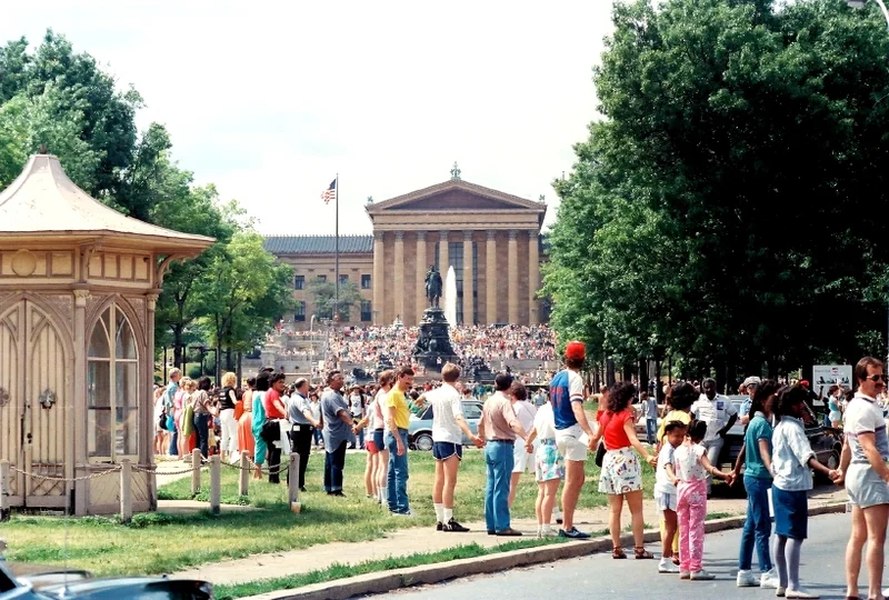 1986 – Hands Across America Unites Millions