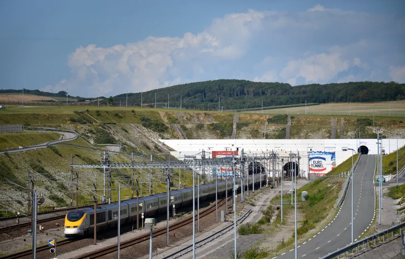 1990 – Channel Tunnel Sections Meet Beneath English Channel