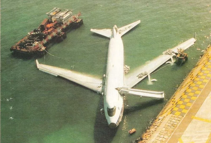 1993 – Hong Kong Airport Incident