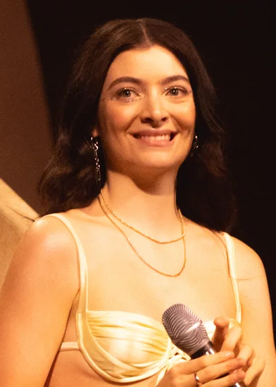 1996 – Lorde Born