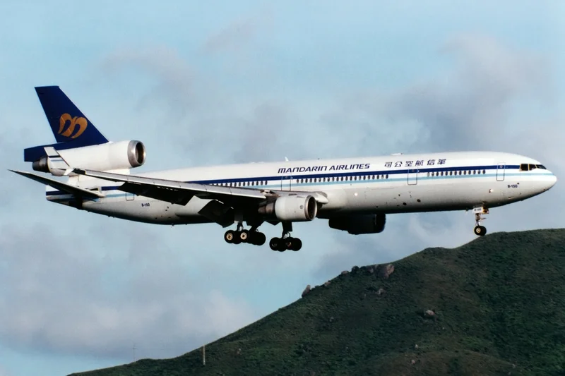 1999 – China Airlines Flight 642 Crashes