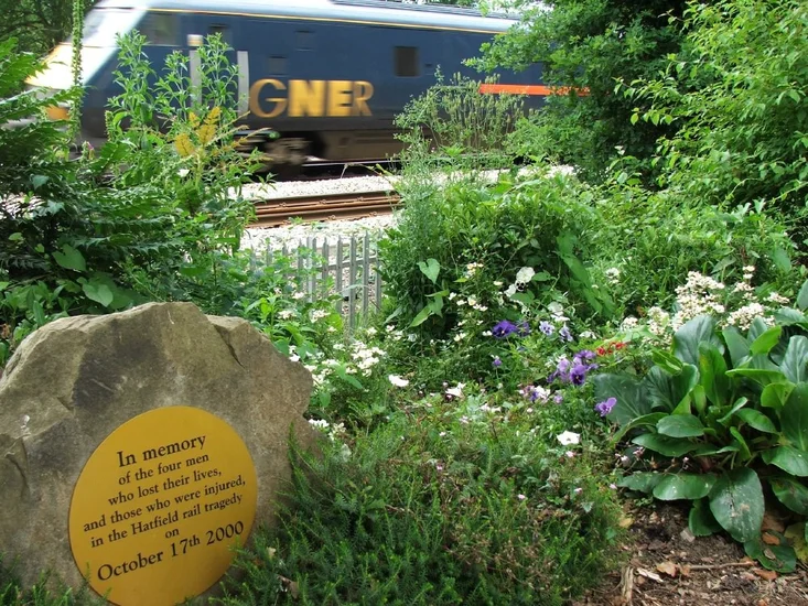 2000 – Hatfield Rail Crash Collapses Railtrack