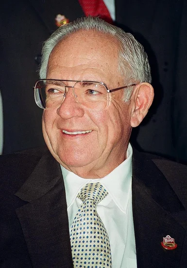 2002 – Dave Thomas Dies
