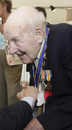 2009 – Henry Allingham Dies