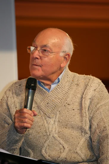 2021 – Motorsport Commentator Murray Walker Dies